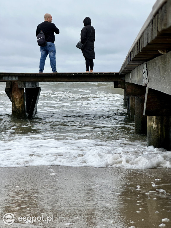 Klimatyczny Sopot na zdjęciach! Fale zawładnęły Bałtykiem [FOTO]