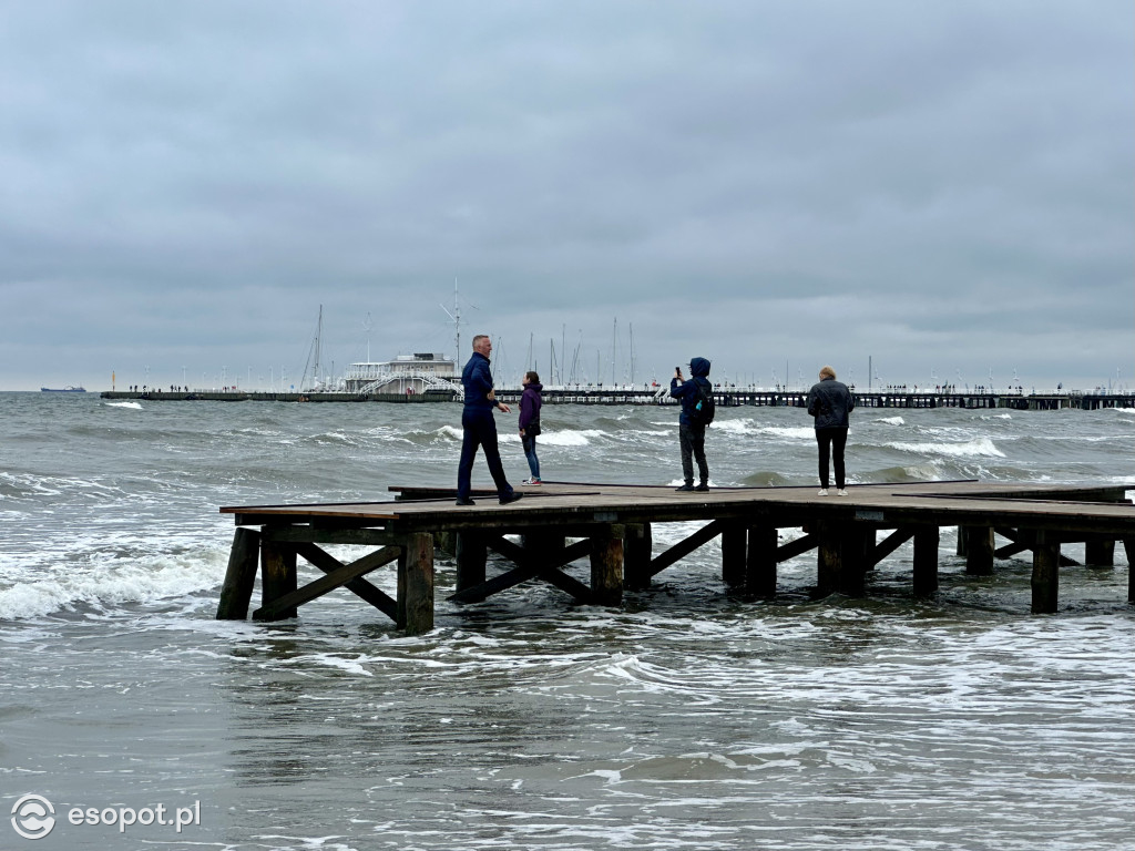 Klimatyczny Sopot na zdjęciach! Fale zawładnęły Bałtykiem [FOTO]