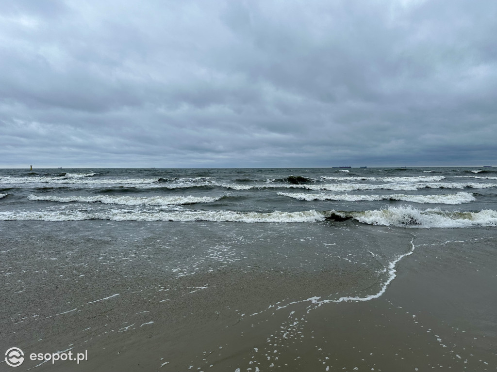 Klimatyczny Sopot na zdjęciach! Fale zawładnęły Bałtykiem [FOTO]