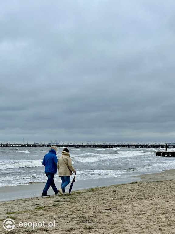 Klimatyczny Sopot na zdjęciach! Fale zawładnęły Bałtykiem [FOTO]