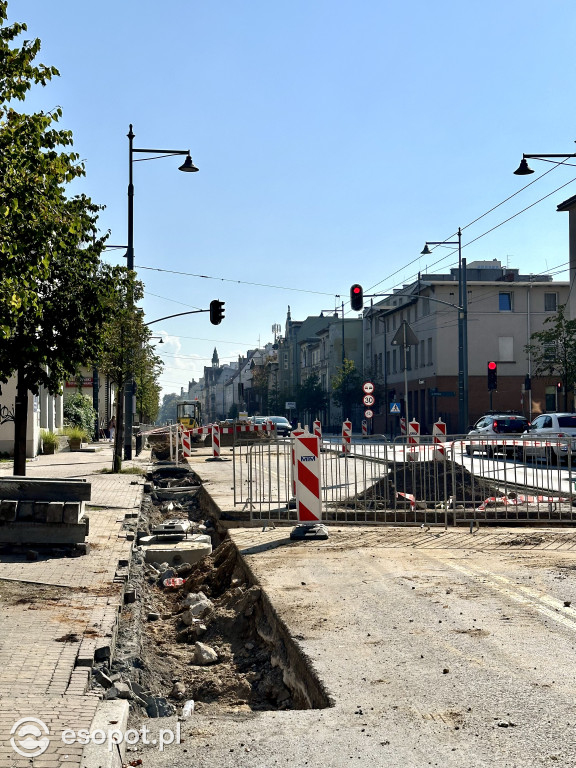 Szerszy chodnik, węższa jezdnia. Tak zmienia się najważniejsza ulica Sopotu [FOTO]