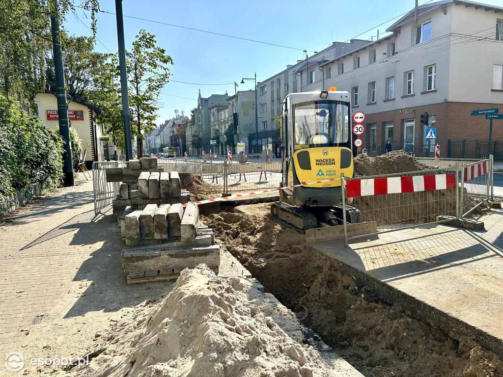 Szerszy chodnik, węższa jezdnia. Tak zmienia się najważniejsza ulica Sopotu [FOTO]