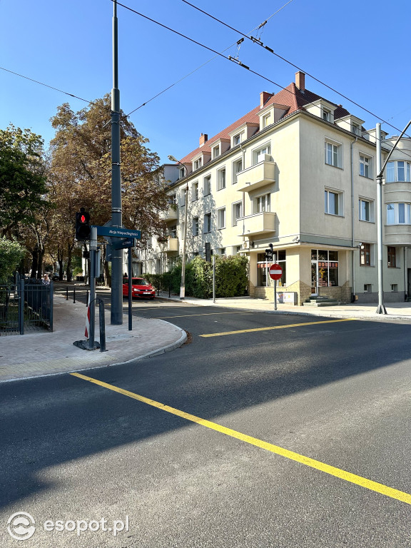 Szerszy chodnik, węższa jezdnia. Tak zmienia się najważniejsza ulica Sopotu [FOTO]