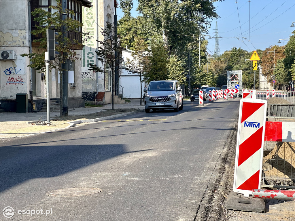 Szerszy chodnik, węższa jezdnia. Tak zmienia się najważniejsza ulica Sopotu [FOTO]