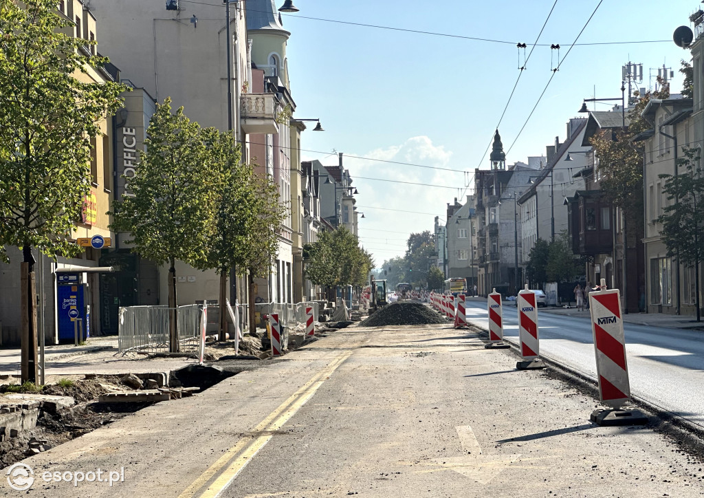 Szerszy chodnik, węższa jezdnia. Tak zmienia się najważniejsza ulica Sopotu [FOTO]