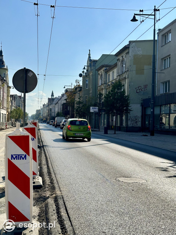 Szerszy chodnik, węższa jezdnia. Tak zmienia się najważniejsza ulica Sopotu [FOTO]