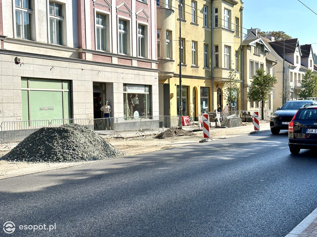 Szerszy chodnik, węższa jezdnia. Tak zmienia się najważniejsza ulica Sopotu [FOTO]