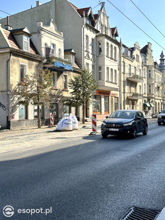 Szerszy chodnik, węższa jezdnia. Tak zmienia się najważniejsza ulica Sopotu [FOTO]