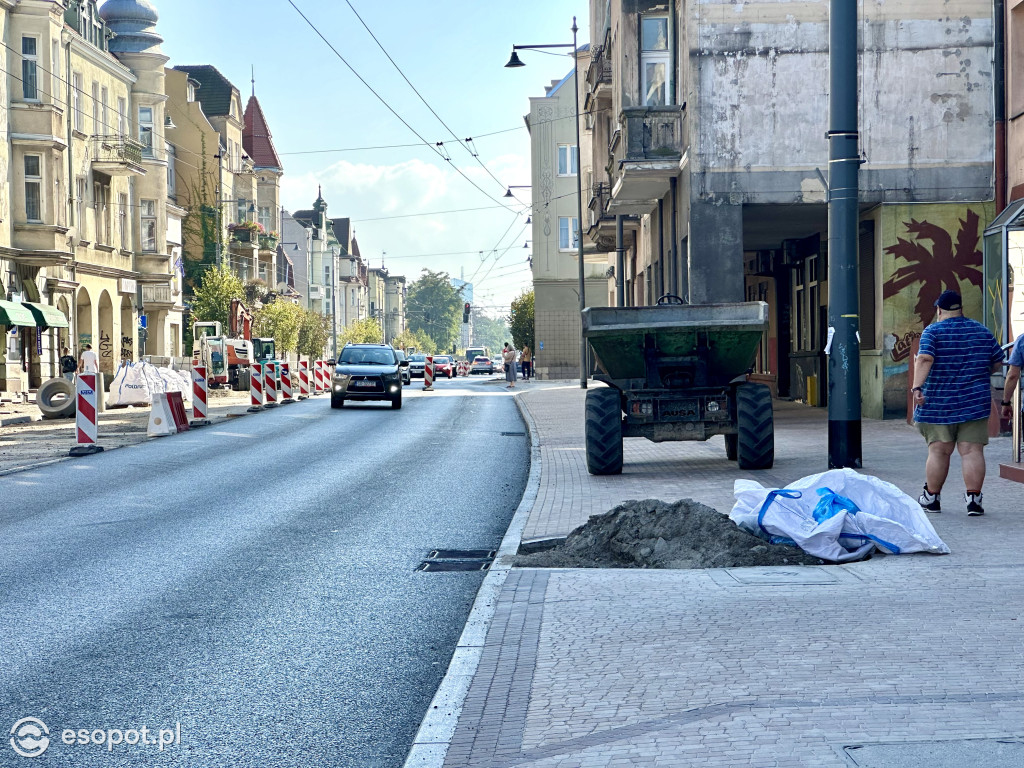 Szerszy chodnik, węższa jezdnia. Tak zmienia się najważniejsza ulica Sopotu [FOTO]