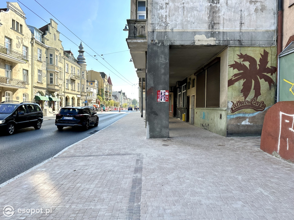 Szerszy chodnik, węższa jezdnia. Tak zmienia się najważniejsza ulica Sopotu [FOTO]