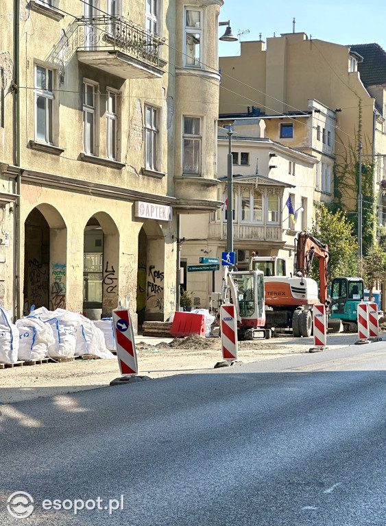 Szerszy chodnik, węższa jezdnia. Tak zmienia się najważniejsza ulica Sopotu [FOTO]