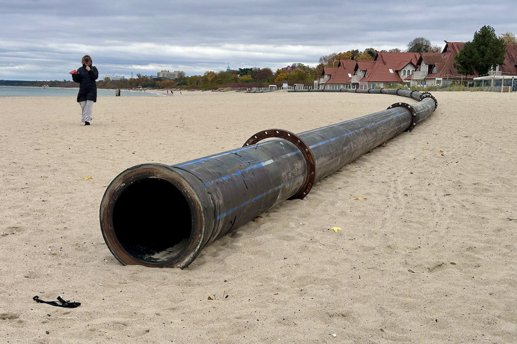 Trwa poszerzanie plaży w Sopocie! Olbrzymia rura przyciąga uwagę spacerowiczów [FOTO]