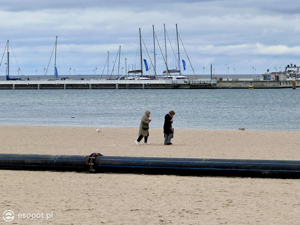 Trwa poszerzanie plaży w Sopocie! Olbrzymia rura przyciąga uwagę spacerowiczów [FOTO]