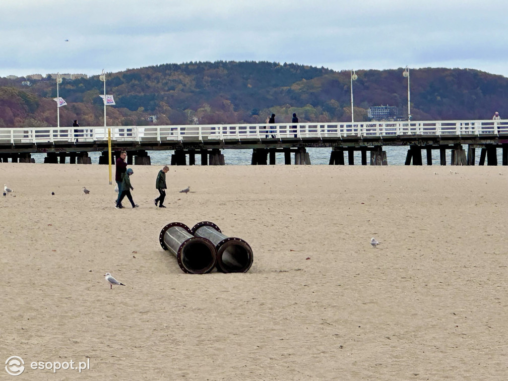 Trwa poszerzanie plaży w Sopocie! Olbrzymia rura przyciąga uwagę spacerowiczów [FOTO]