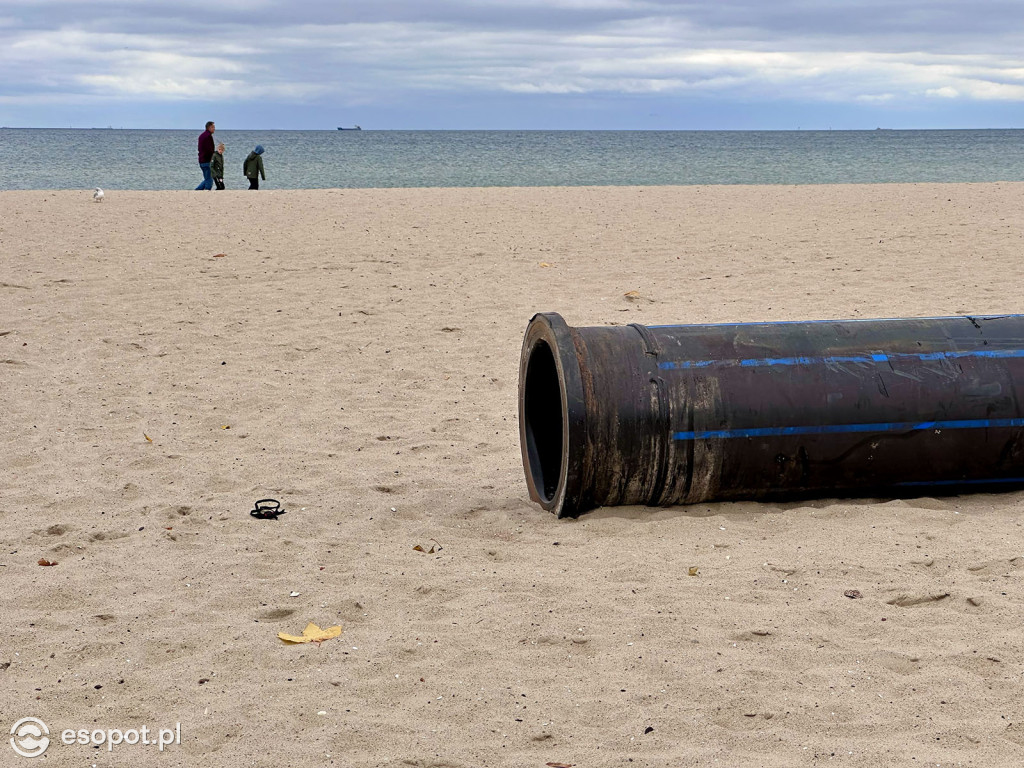 Trwa poszerzanie plaży w Sopocie! Olbrzymia rura przyciąga uwagę spacerowiczów [FOTO]