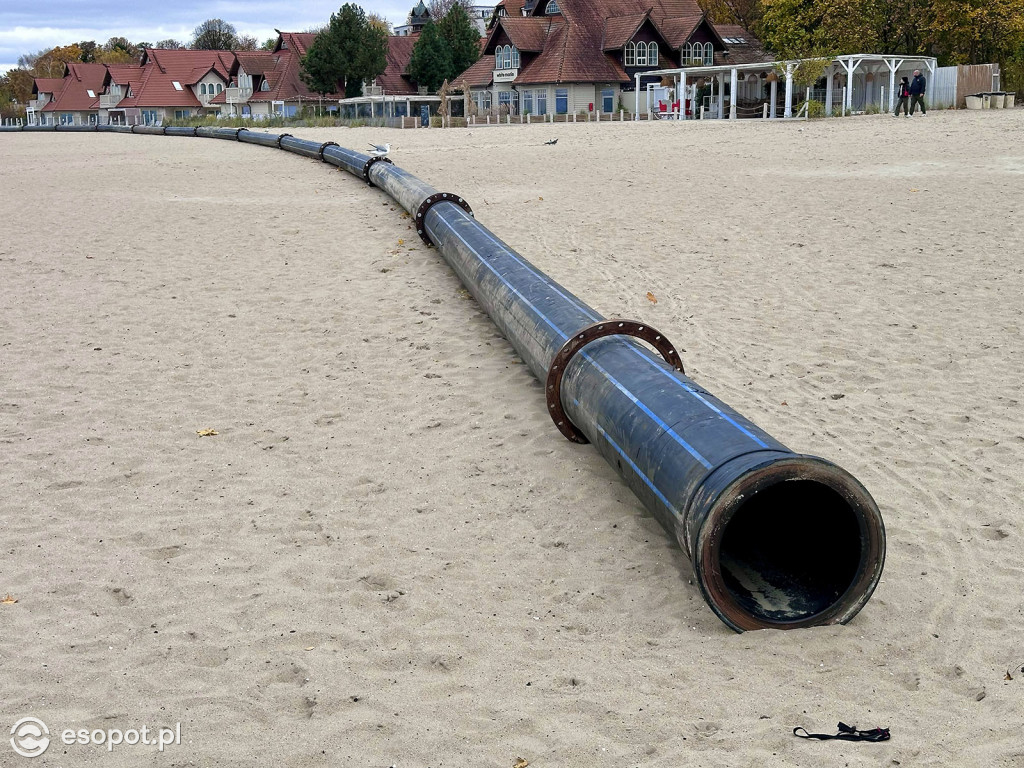 Trwa poszerzanie plaży w Sopocie! Olbrzymia rura przyciąga uwagę spacerowiczów [FOTO]