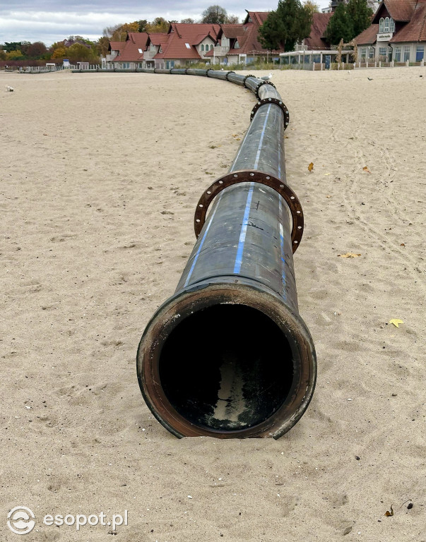 Trwa poszerzanie plaży w Sopocie! Olbrzymia rura przyciąga uwagę spacerowiczów [FOTO]