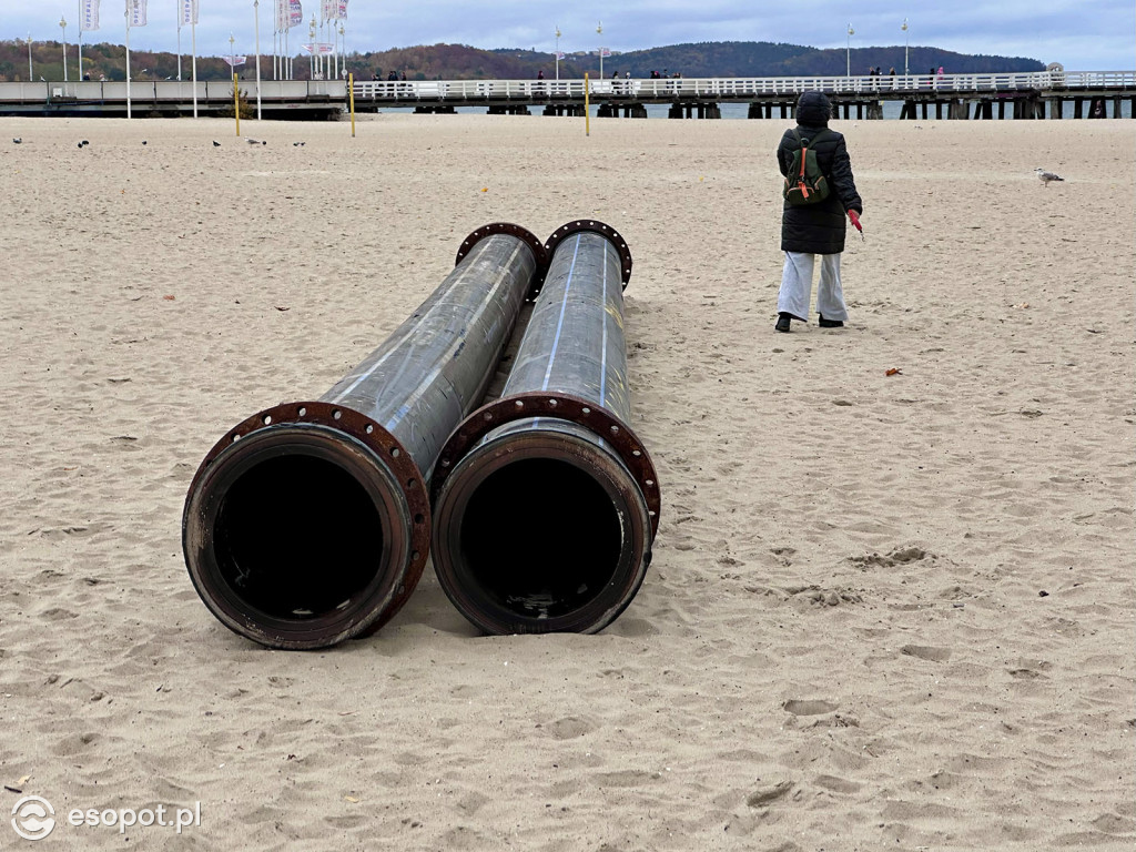 Trwa poszerzanie plaży w Sopocie! Olbrzymia rura przyciąga uwagę spacerowiczów [FOTO]