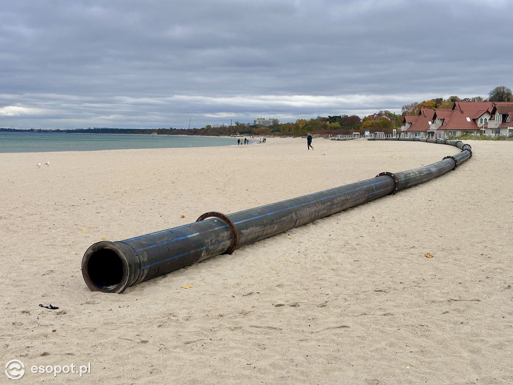 Trwa poszerzanie plaży w Sopocie! Olbrzymia rura przyciąga uwagę spacerowiczów [FOTO]