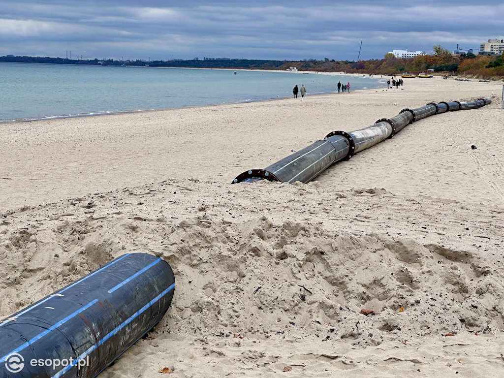 Trwa poszerzanie plaży w Sopocie! Olbrzymia rura przyciąga uwagę spacerowiczów [FOTO]