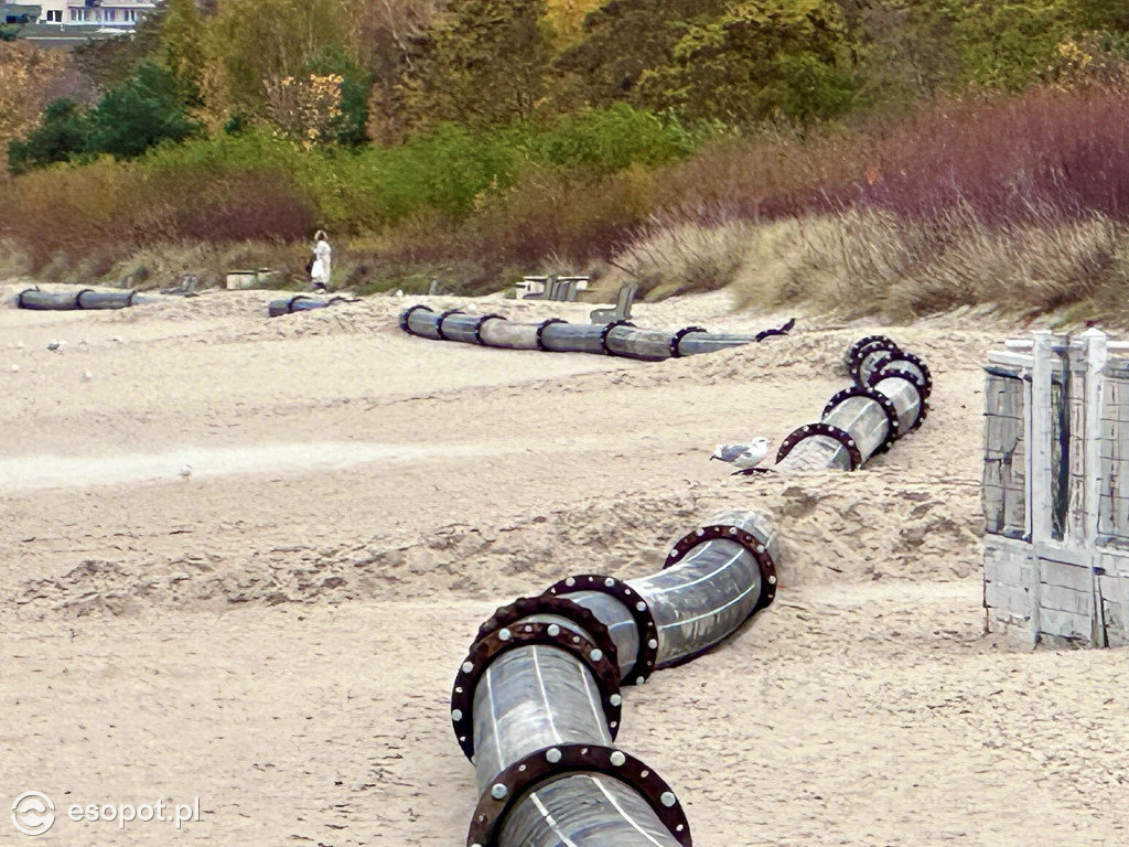 Trwa poszerzanie plaży w Sopocie! Olbrzymia rura przyciąga uwagę spacerowiczów [FOTO]