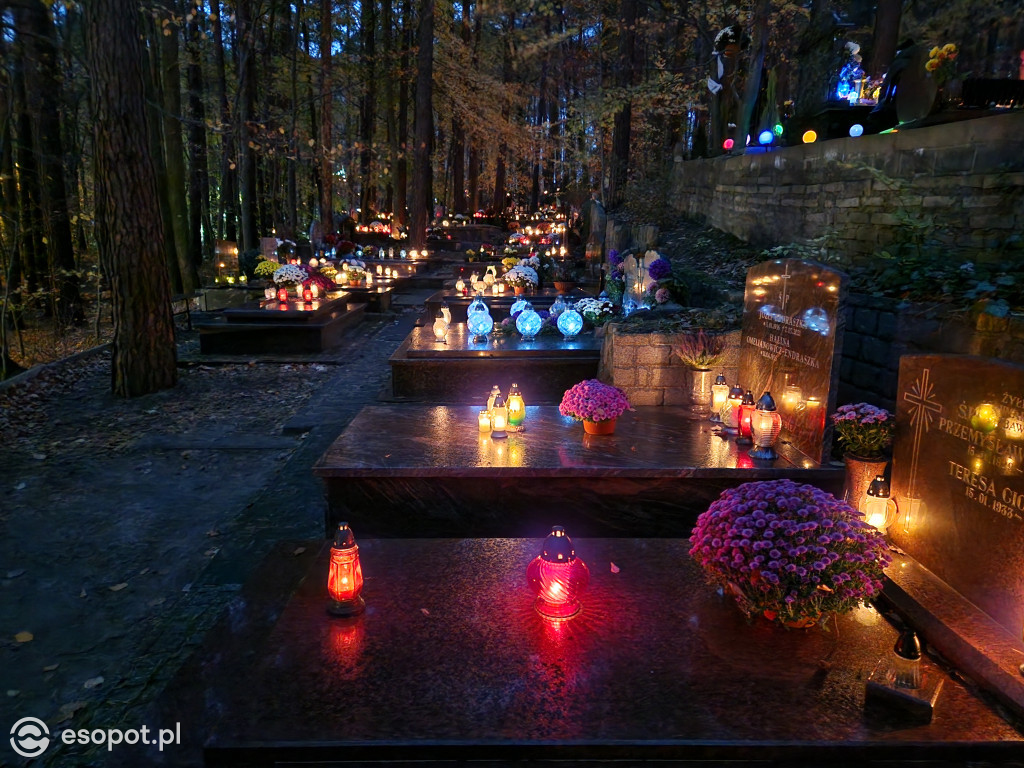 Wszystkich Świętych w Sopocie. Kurort w listopadowej zadumie [FOTO]