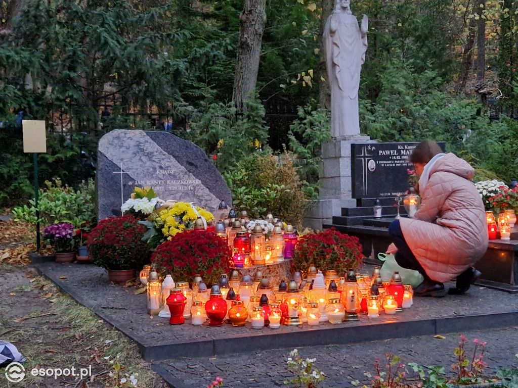 Wszystkich Świętych w Sopocie. Kurort w listopadowej zadumie [FOTO]