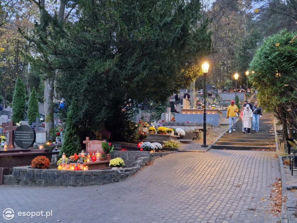 Wszystkich Świętych w Sopocie. Kurort w listopadowej zadumie [FOTO]