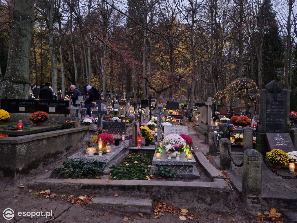 Wszystkich Świętych w Sopocie. Kurort w listopadowej zadumie [FOTO]