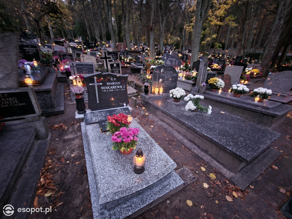 Wszystkich Świętych w Sopocie. Kurort w listopadowej zadumie [FOTO]