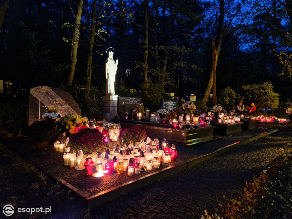 Wszystkich Świętych w Sopocie. Kurort w listopadowej zadumie [FOTO]