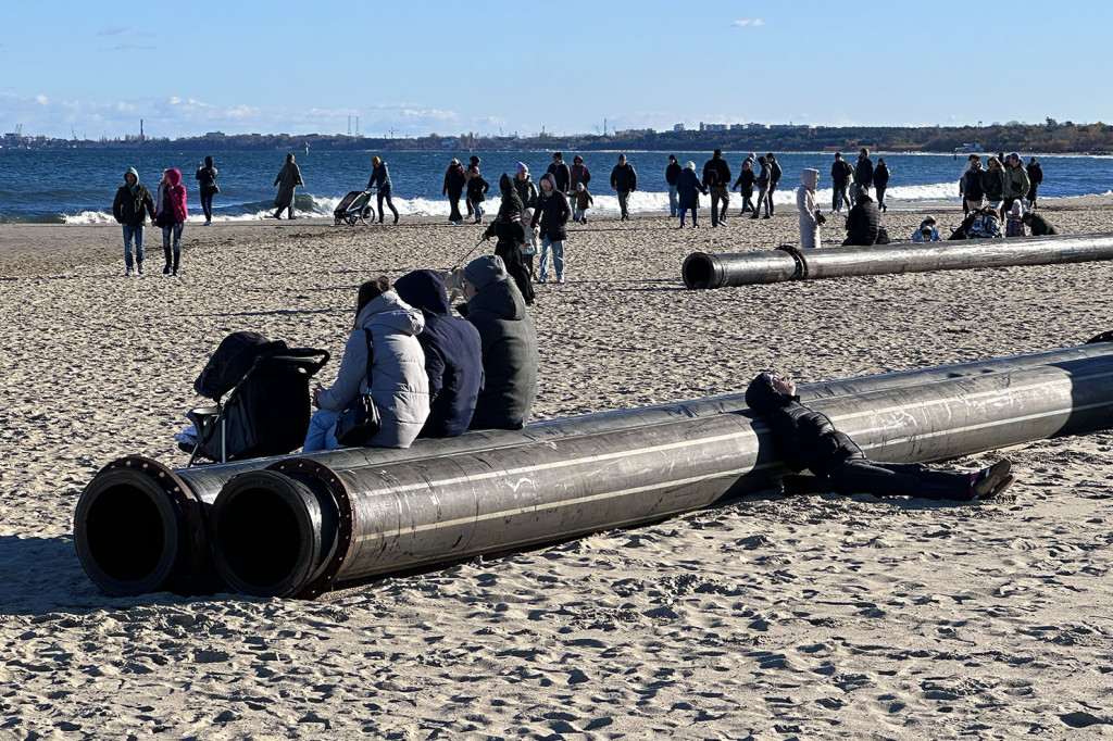 Trwa poszerzanie plaży w Sopocie! Olbrzymia rura przyciąga uwagę spacerowiczów [FOTO]