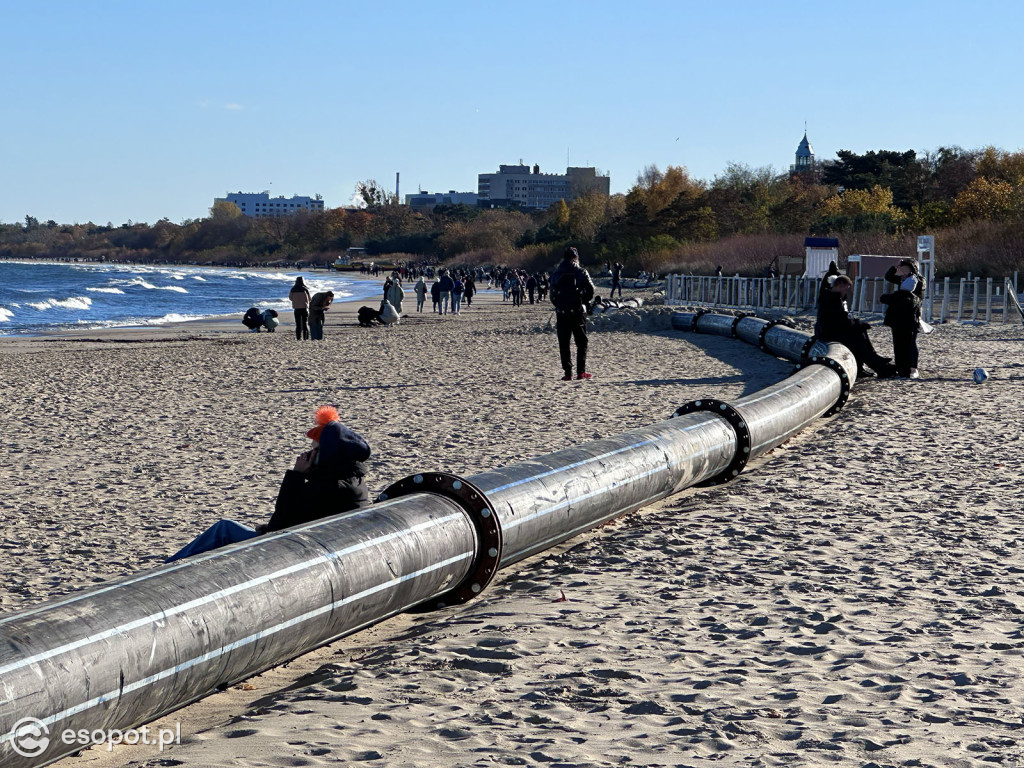 Trwa poszerzanie plaży w Sopocie! Olbrzymia rura przyciąga uwagę spacerowiczów [FOTO]