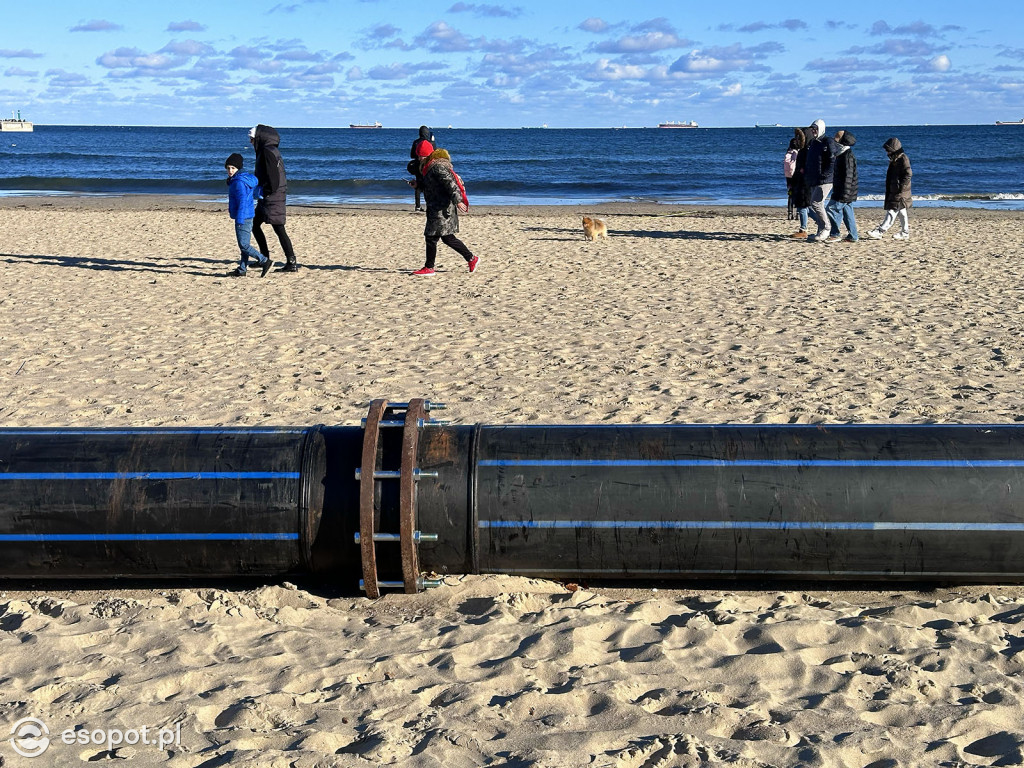 Trwa poszerzanie plaży w Sopocie! Olbrzymia rura przyciąga uwagę spacerowiczów [FOTO]