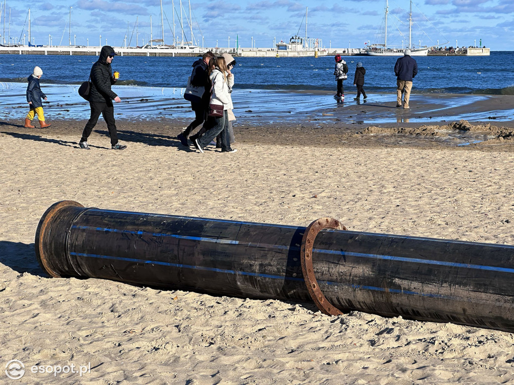 Trwa poszerzanie plaży w Sopocie! Olbrzymia rura przyciąga uwagę spacerowiczów [FOTO]