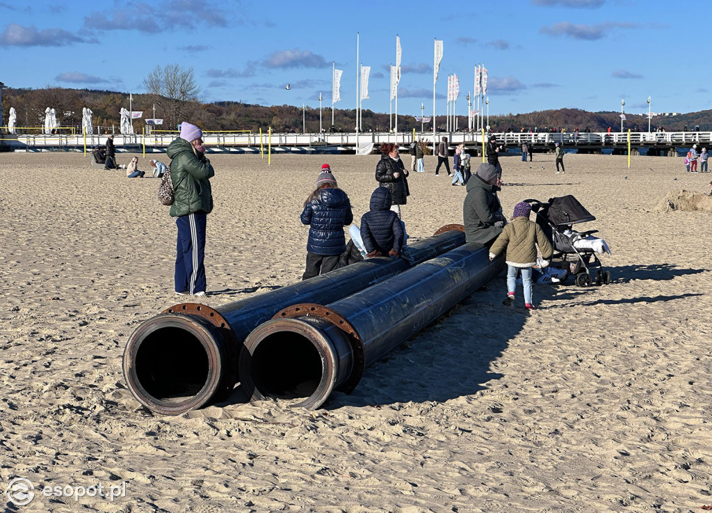 Trwa poszerzanie plaży w Sopocie! Olbrzymia rura przyciąga uwagę spacerowiczów [FOTO]