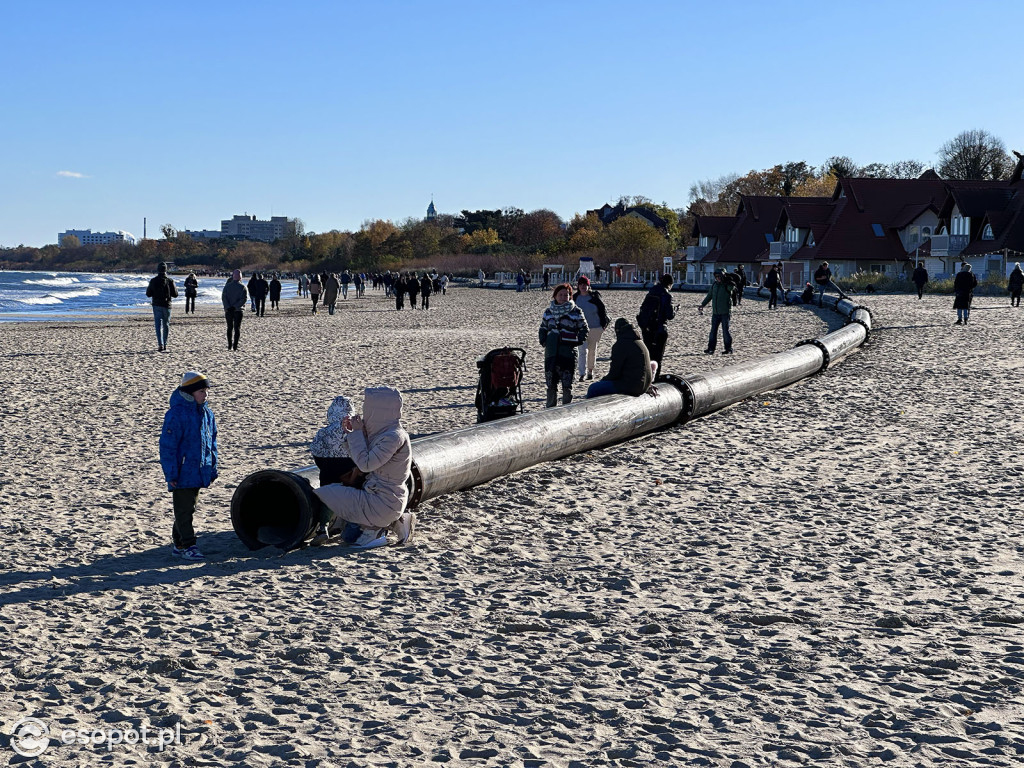 Trwa poszerzanie plaży w Sopocie! Olbrzymia rura przyciąga uwagę spacerowiczów [FOTO]