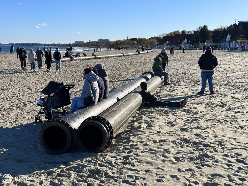 Trwa poszerzanie plaży w Sopocie! Olbrzymia rura przyciąga uwagę spacerowiczów [FOTO]