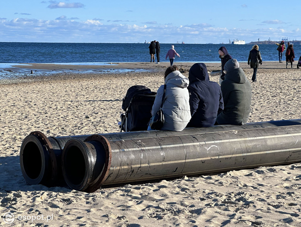 Trwa poszerzanie plaży w Sopocie! Olbrzymia rura przyciąga uwagę spacerowiczów [FOTO]