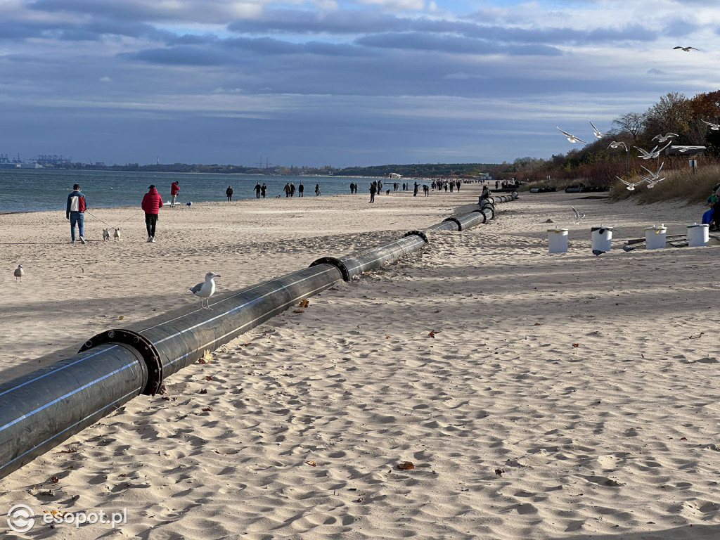 Trwa poszerzanie plaży w Sopocie! Olbrzymia rura przyciąga uwagę spacerowiczów [FOTO]