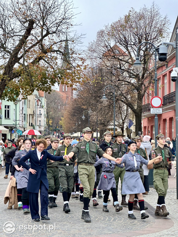 Polonez, hymn i parada! Tak Sopot uczcił Święto Niepodległości [FOTO]