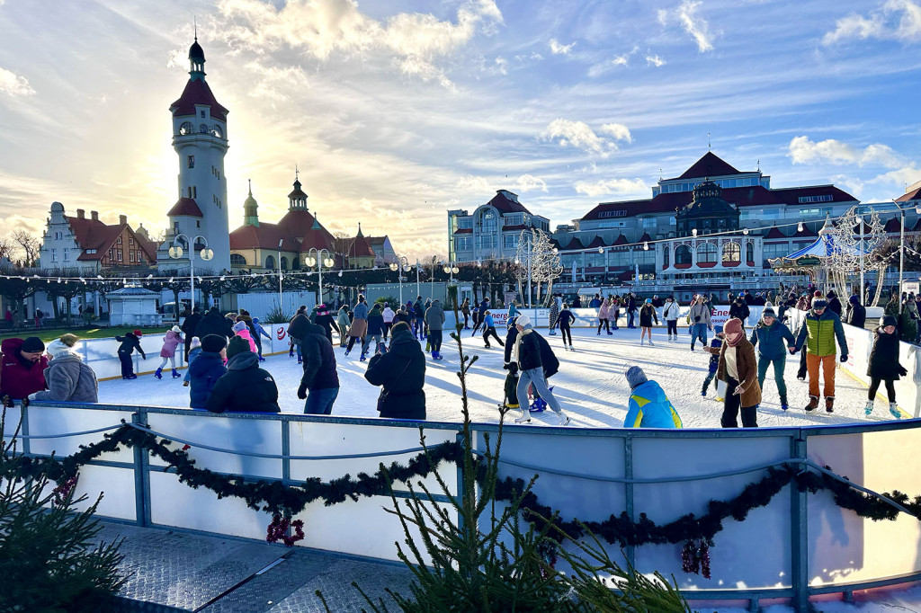 Przedświąteczny Sopot na zdjęciach! Lodowisko, dekoracje i tłumy na molo [FOTO]