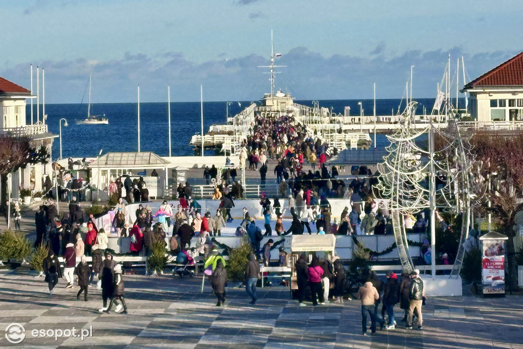 Przedświąteczny Sopot na zdjęciach! Lodowisko, dekoracje i tłumy na molo [FOTO]