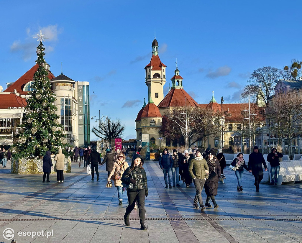 Przedświąteczny Sopot na zdjęciach! Lodowisko, dekoracje i tłumy na molo [FOTO]