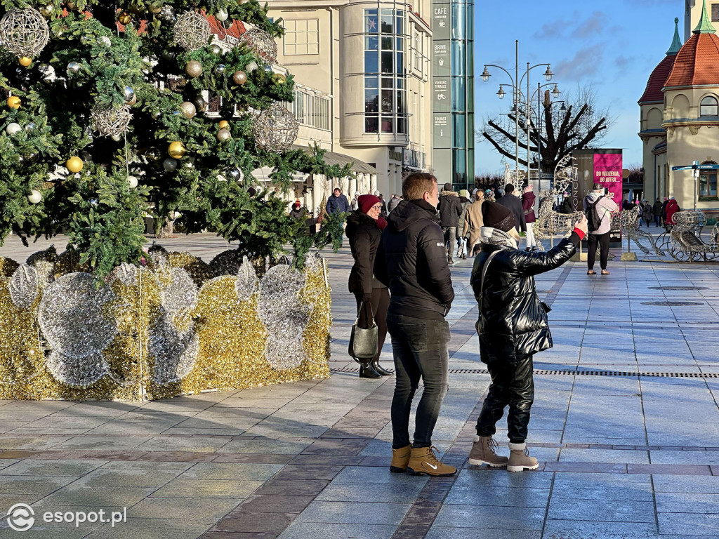 Przedświąteczny Sopot na zdjęciach! Lodowisko, dekoracje i tłumy na molo [FOTO]