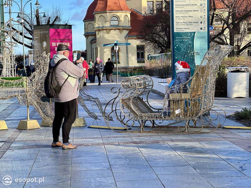 Przedświąteczny Sopot na zdjęciach! Lodowisko, dekoracje i tłumy na molo [FOTO]