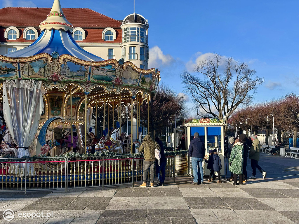 Przedświąteczny Sopot na zdjęciach! Lodowisko, dekoracje i tłumy na molo [FOTO]