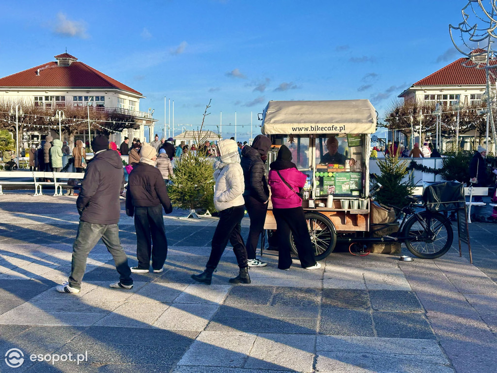 Przedświąteczny Sopot na zdjęciach! Lodowisko, dekoracje i tłumy na molo [FOTO]