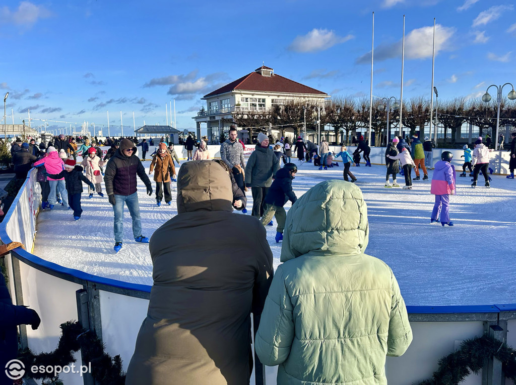 Przedświąteczny Sopot na zdjęciach! Lodowisko, dekoracje i tłumy na molo [FOTO]