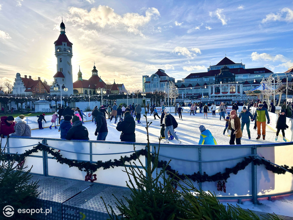 Przedświąteczny Sopot na zdjęciach! Lodowisko, dekoracje i tłumy na molo [FOTO]